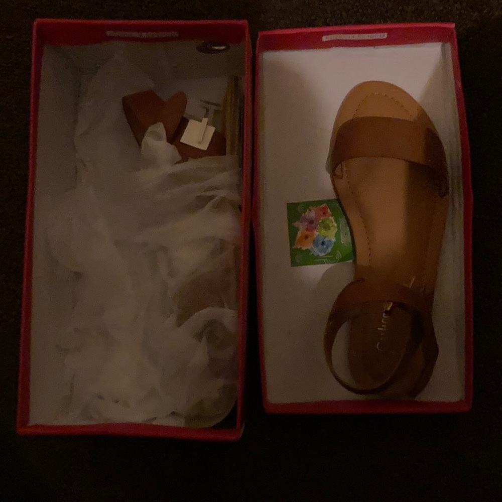 Im selling these sandals  haven’t been worn size 6 color is tan.